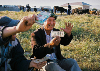 Доллар на “черном” рынке продолжает дешеветь