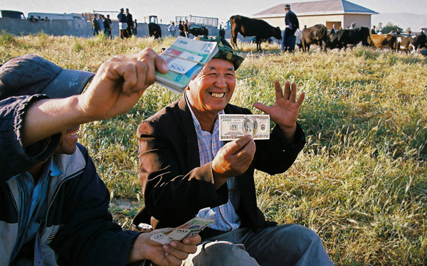 Доллар на “черном” рынке продолжает дешеветь