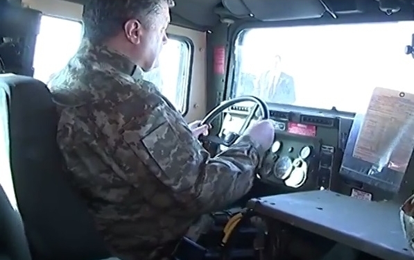 Порошенко покатался на американском Хаммере: это чрезвычайно эффективная боевая машина