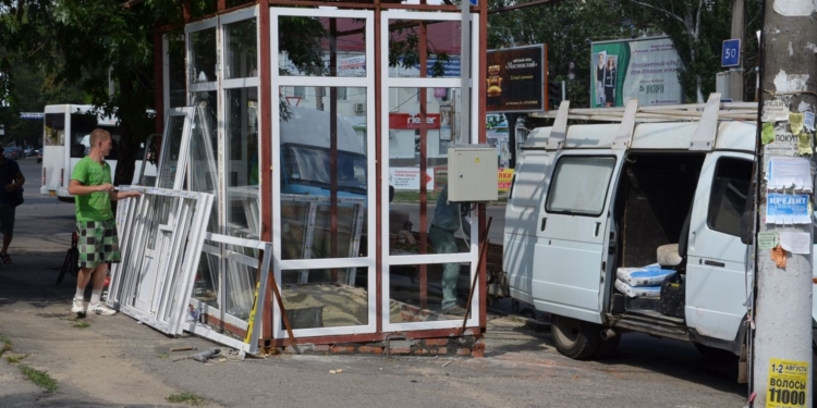 Земельный участок в районе пересечения ул.Московской и пр.Ленина обязаны вернуть городской общине. А куда денут остановку?