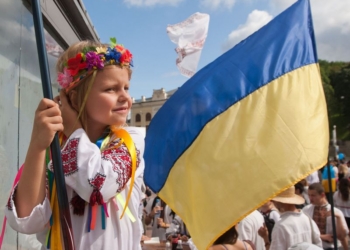 Национальный флаг с отпечатками детских ладошек уехал из Казанки на передовую – к бойцам 28-й бригады