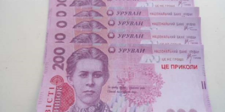 В Николаеве 92-летняя бабушка отдала мошеннице настоящих 2500 грн., а взамен  получила сувенирные купюры