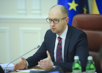 Яценюк отстранил от должности руководителей Юго-Западной железной дороги и Госфининспекции