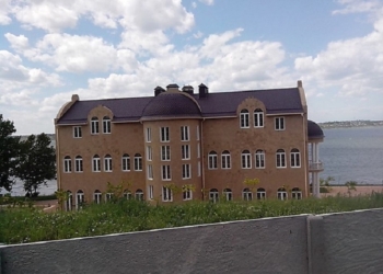 Прокуратура требует вернуть городу землю, на которой выстроены хоромы Юрия Антощенко