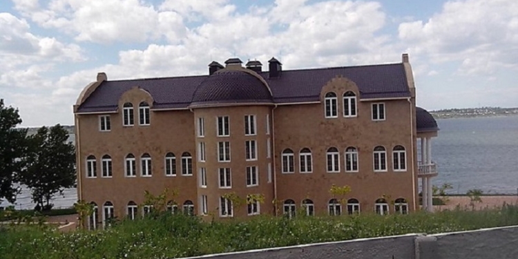 Прокуратура требует вернуть городу землю, на которой выстроены хоромы Юрия Антощенко