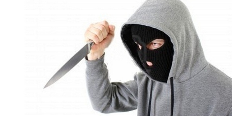 На Николаевщине неизвестный забрал у продавщицы ночного магазина всю выручку