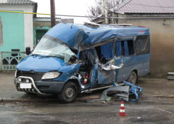 В Вознесенске рейсовая маршрутка столкнулась с КАМАЗом. 8 человек в больнице