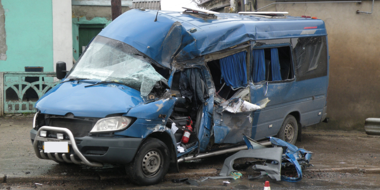 В Вознесенске рейсовая маршрутка столкнулась с КАМАЗом. 8 человек в больнице