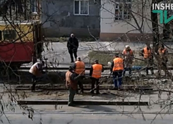 Это не грохот, это подготовка к асфальтированию: в Николаеве кувалдой и добрым словом чинят трамвайные пути