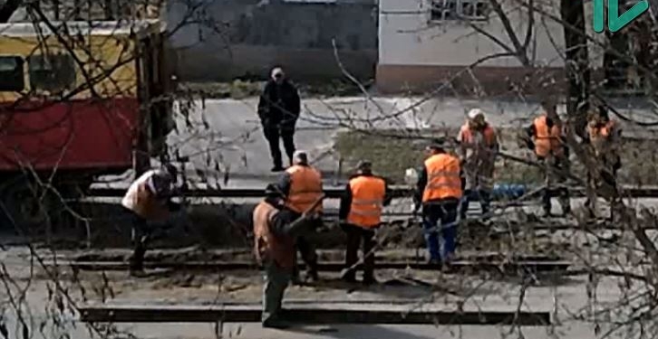 Это не грохот, это подготовка к асфальтированию: в Николаеве кувалдой и добрым словом чинят трамвайные пути