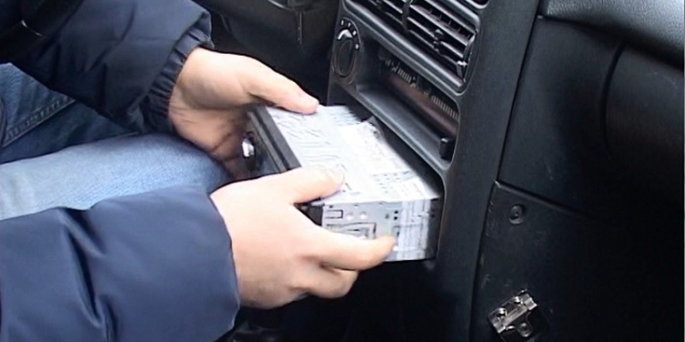 Шайка бездомных воровала ценные вещи из автомобилей николаевцев