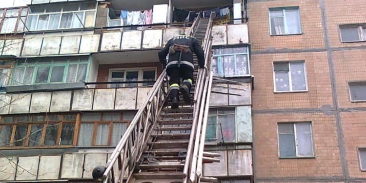 Николаевские спасатели освободили старушку, оказавшуюся запертой на собственном балконе