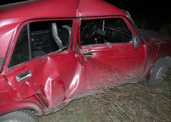 На железнодорожном переезде “Жигуль” не пропустил поезд. Водитель – в больнице.