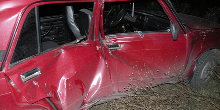 На железнодорожном переезде “Жигуль” не пропустил поезд. Водитель – в больнице.