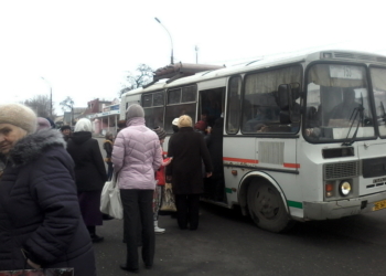 Жители отдаленных микрорайонов штурмовали пригородные автобусы