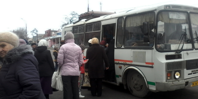 Жители отдаленных микрорайонов штурмовали пригородные автобусы