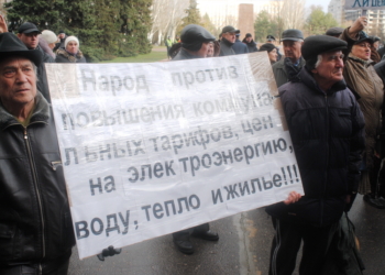 Коммунистический митинг под Николаевским горсоветом разогнали активисты и дождь