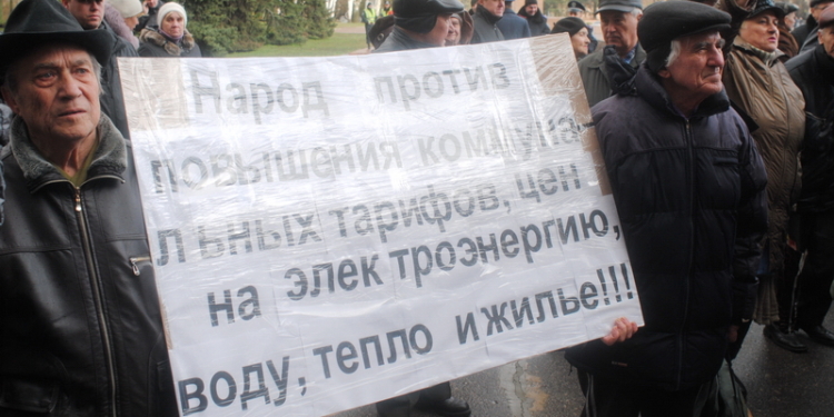 Коммунистический митинг под Николаевским горсоветом разогнали активисты и дождь