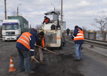 В Николаеве начался ямочный ремонт на двух мостах, а всего на ремонт дорог области нужно 1,3 млрд.грн.