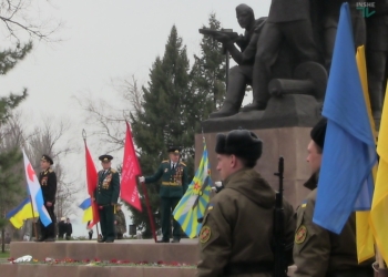 В День освобождения Николаева от немецко-фашистских захватчиков пророссийски настроенные пенсионеры кричали “Убийцы!” и “Сволочи!” украинским военным