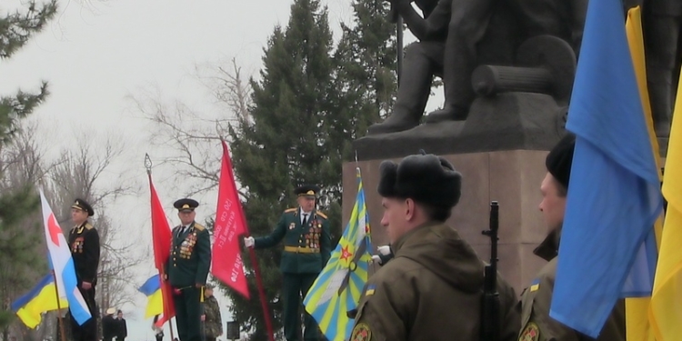 В День освобождения Николаева от немецко-фашистских захватчиков пророссийски настроенные пенсионеры кричали “Убийцы!” и “Сволочи!” украинским военным