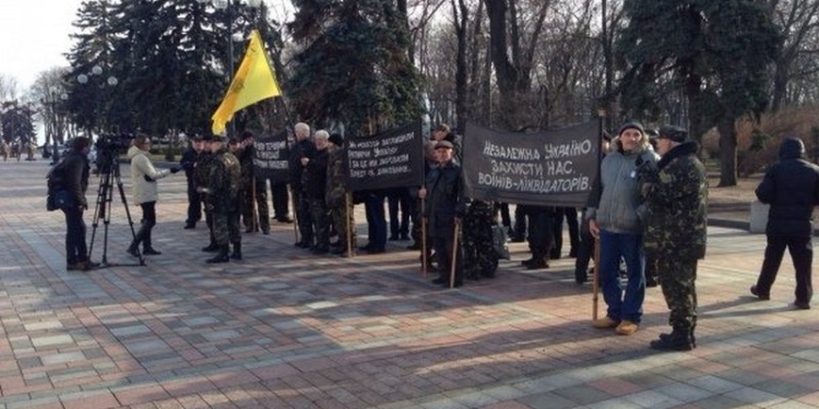 Под Верховной Радой митингуют “чернобыльцы” – Hromadske.tv