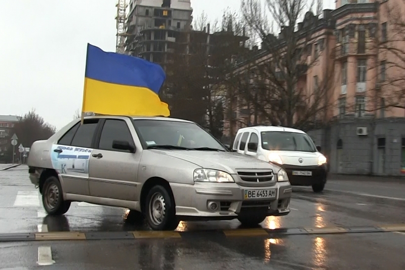 В Николаеве стартовал автопробег, приуроченный к годовщине разгона сепаратистов под мемориалом Героям-ольшанцам 1