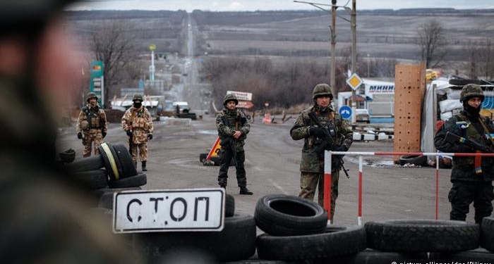 Боевики обстреляли из артиллерии с.Валуйское, снаряды попали в жилые дома – Москаль