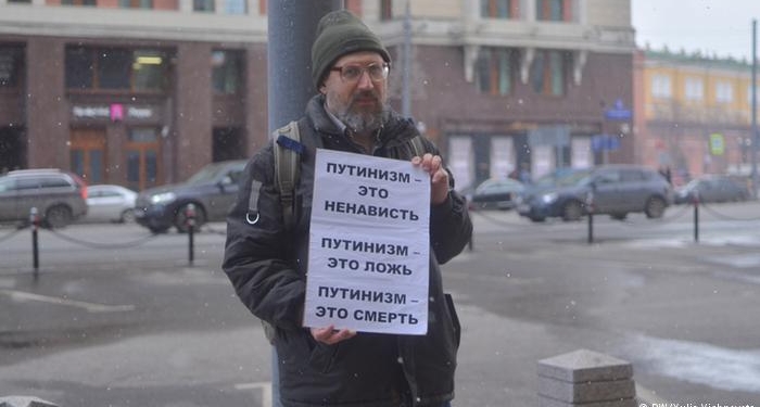 “Больше одного не собираться”: протестная акция в центре Москвы