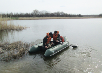 Спасатели достали из пруда тело пропавшего без вести рыбака