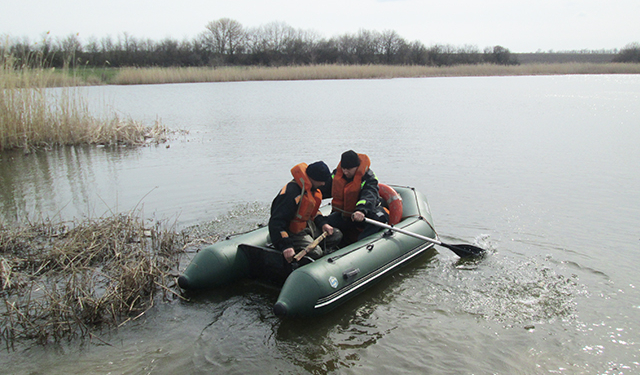 Спасатели достали из пруда тело пропавшего без вести рыбака