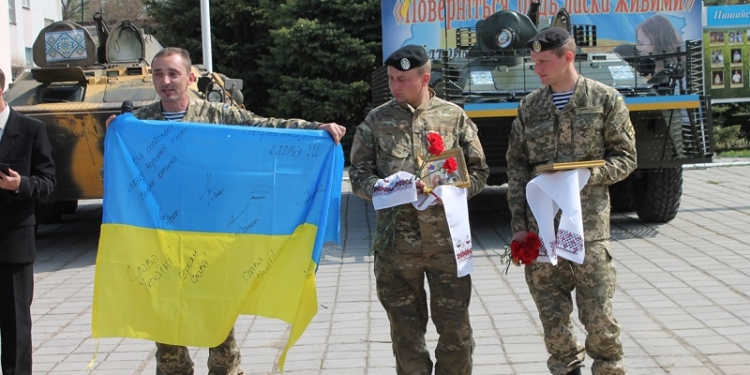 Березнеговатский район передал два БТРа морским пехотинцам