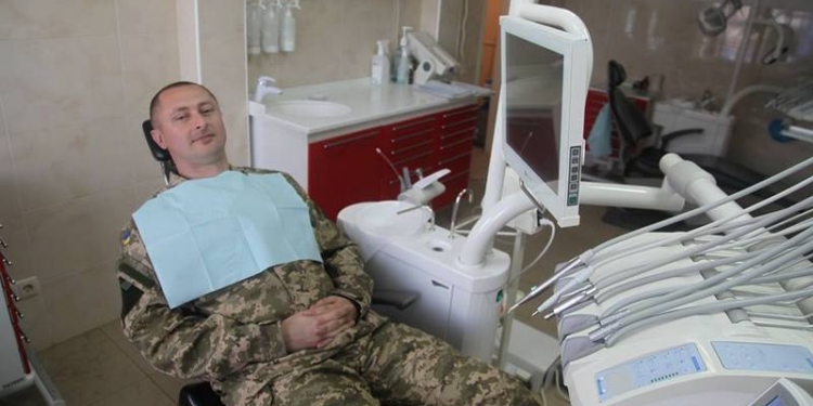 «Чтоб смеялся роток и кусался зубок»: николаевские стоматологи бесплатно помогают участникам АТО