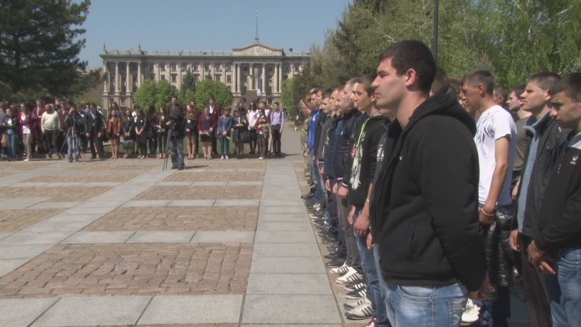 «Отслужи, как надо, и вернись»! Сегодня в Николаеве торжественно провожали призывников