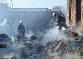 К счастью, без жертв: в Николаеве загоревшийся мусор поджег три жилых дома