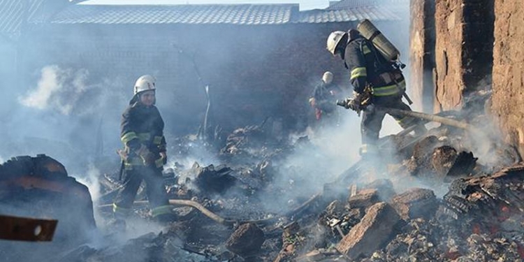 К счастью, без жертв: в Николаеве загоревшийся мусор поджег три жилых дома