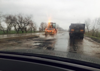 Дорожники говорят, что ремонтировать дороги им мешает погода. Нардеп Ильюк убедился: не мешает!