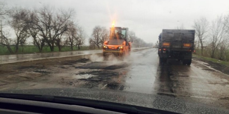 Дорожники говорят, что ремонтировать дороги им мешает погода. Нардеп Ильюк убедился: не мешает!