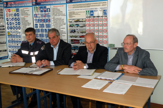 Николаевские перевозчики просят налоговиков разобраться с нелегальными автобусами