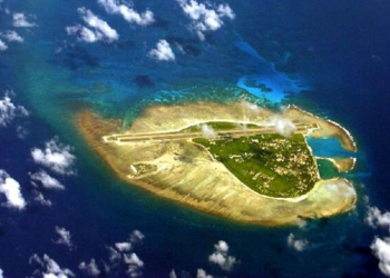 Китай бурными темпами намывает острова на спорных территориях