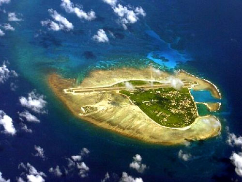 Китай бурными темпами намывает острова на спорных территориях