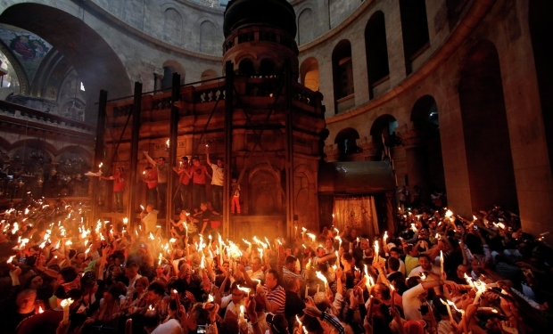 В храме Гроба Господня в Иерусалиме сошел Благодатный огонь