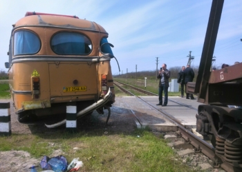Возле Каховки автобус столкнулся с поездом. Есть жертвы