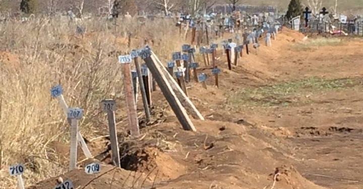 «Смотри, русский мир»: в Енакиево обнаружено более 700 безымянных захоронений боевиков
