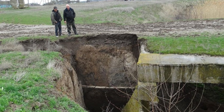 Жителям Киселевки не до смеха: 1 апреля у них обрушился мост
