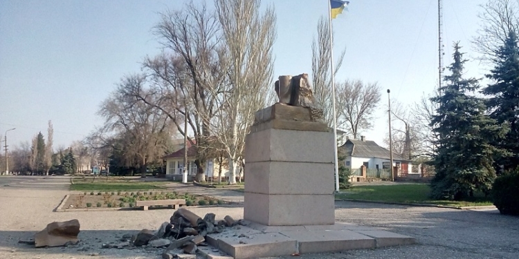 В ночь на 13 апреля в Казанке свалили памятник Ленину