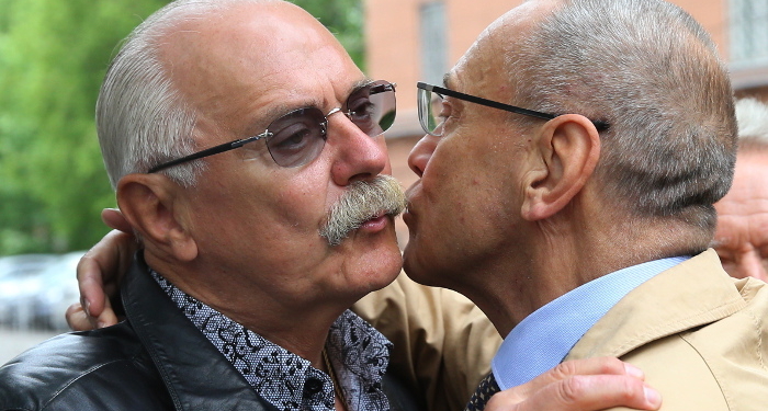 «Наши пенсионеры и так едят дома…» Свердловские политики написали открытое письмо «режиссерам-кулинарам» Михалкову и Кончаловскому