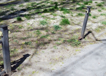 Сломанный в центре Вознесенска металлический забор должен был помочь двум гражданам продолжить праздновать