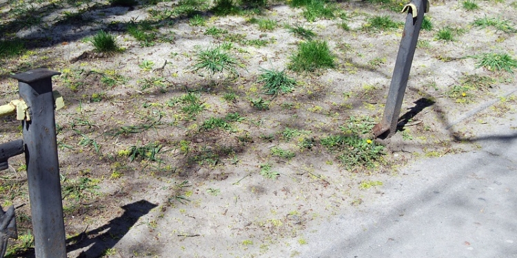 Сломанный в центре Вознесенска металлический забор должен был помочь двум гражданам продолжить праздновать