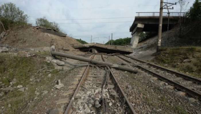 В Донецкой области взорвали 170 метров железнодорожных путей 1